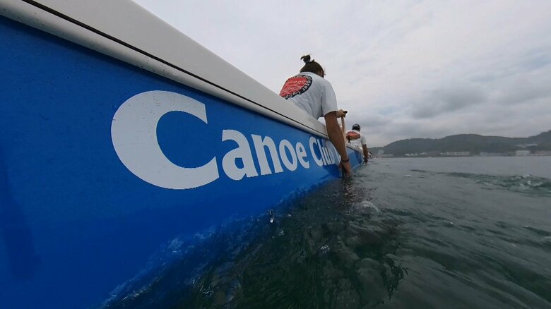 海面までの距離は、パドルを漕ぐときに自然と海水に触れられるほどに近い。カヌーを漕ぎながら、海面に浮かぶゴミを見つけることも拾うことも容易だ