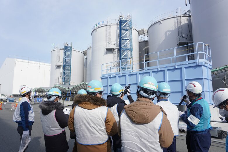 敷地内には処理水を保管するタンクがびっしりと並んでいた