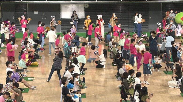 ステージと同じ目線で楽しめる観客席では ダンサーと一緒に踊る障害者の姿も
