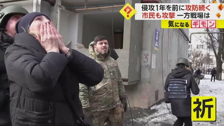 頭上の様子を見る女性