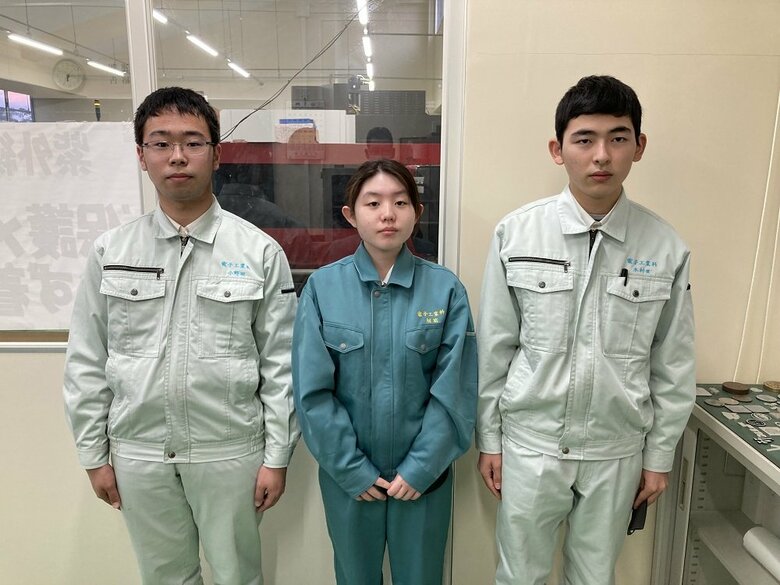 左から小野田さん、財前さん、木村さん（画像提供　国東高「工業技術部」）
