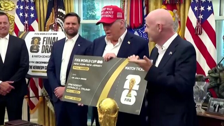 ワールドカップ決勝戦の記念チケットの大型レプリカをトランプ大統領に贈るインファンティーノ会長（2025年8月）