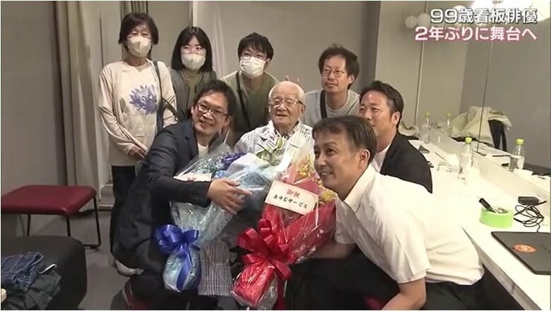 主治医の橋本医師、あゆむの家管理者の柴山祐一郎さん、スタッフに囲まれる岡田忠雄さん