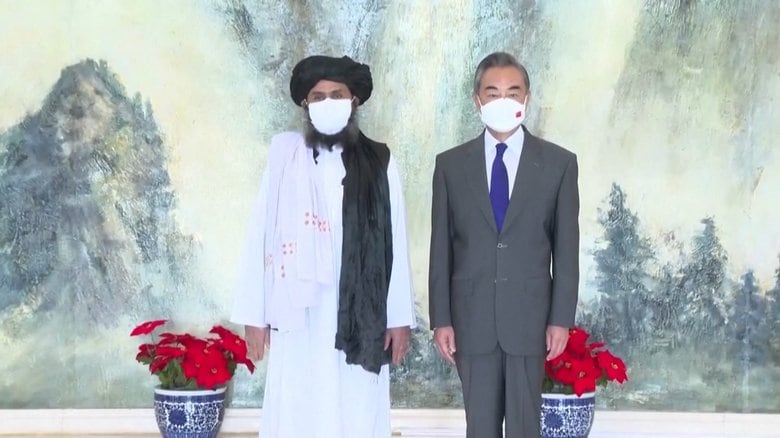 タリバンのムラー・アブドゥル・ガニ・バラダル政治責任者と中国の王毅国務院議員兼外相（2021年7月28日・天津）