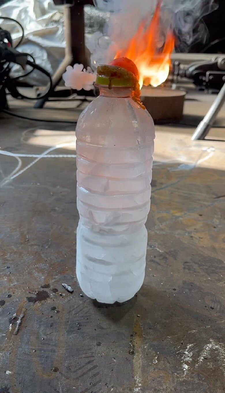 そして、飲み口を溶かしていっているのが分かる
