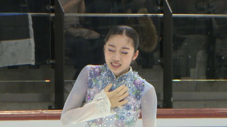 ほっとした表情で演技を終えた岡田