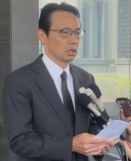 胡さんが死亡したことを受けて「日本政府、そして日本国民を代表し、その勇気ある行動に改めて深い敬意を表するとともに、心からのお悔やみを申し上げます」と哀悼の意を表した金杉憲治中国大使（6月28日）