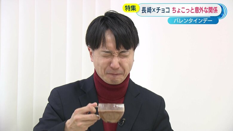 試食する山口史泰アナウンサー