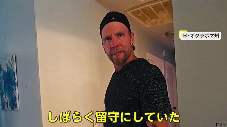 住宅に不法侵入していた男に駆けつけ問い詰める警察官（5日、アメリカ・オクラホマ州）