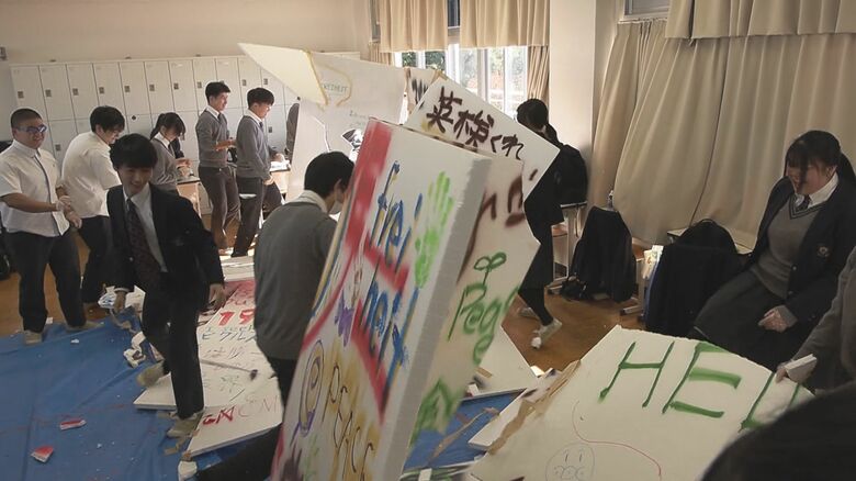 完成した”ベルリンの壁”を破壊