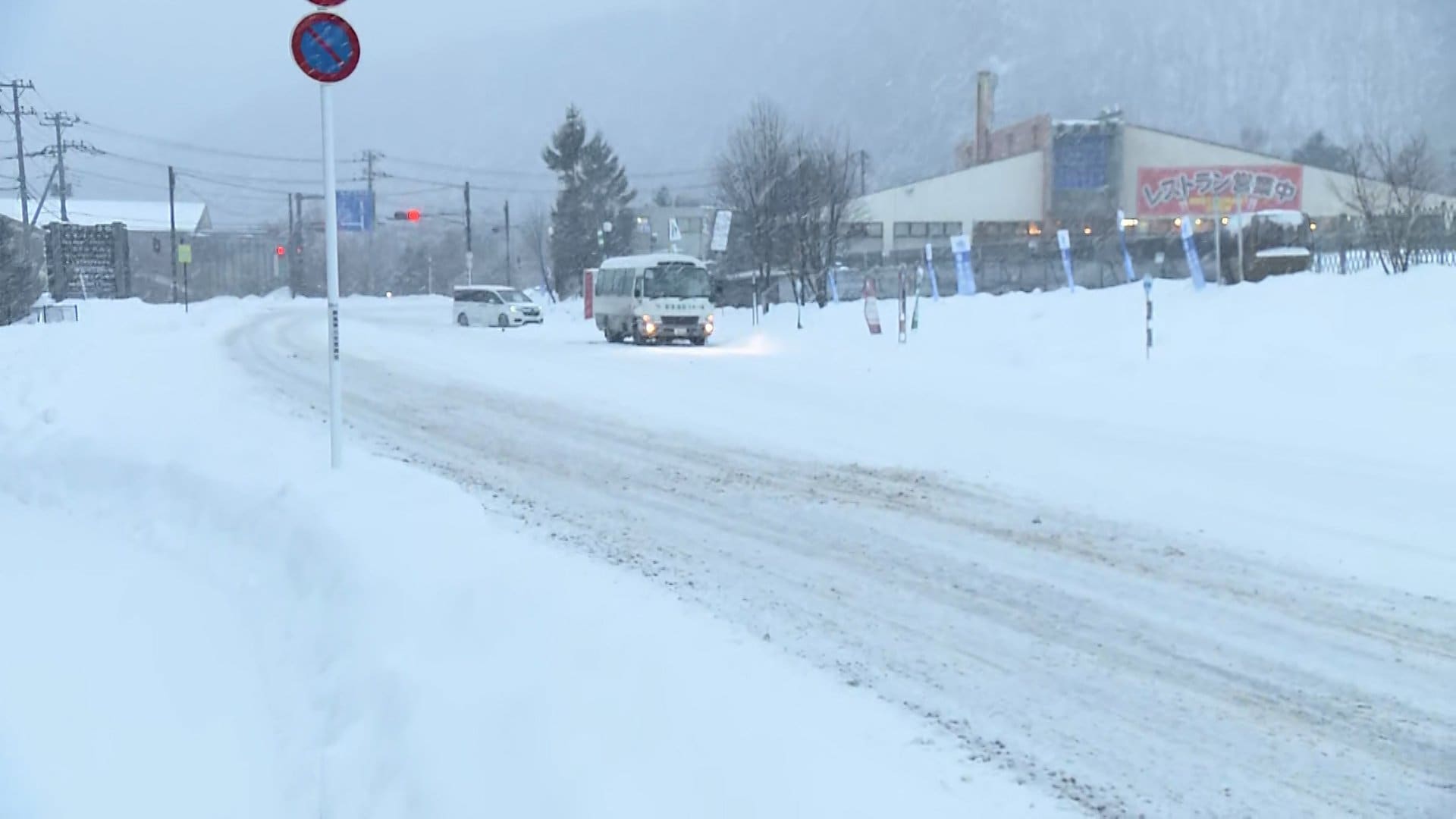 【中継】群馬・草津で“極寒”マイナス5度…“一面雪化粧”で温泉地に向かう道路が凍結のため運転注意…予定通りたどり着けない客も