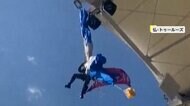 【ピンチ】ラグビースタジアムに屋根に“ぶら下がる人”…パラシュートからの降下に失敗し“宙ぶらりん”に　救出の瞬間映像　フランス・トゥールーズ