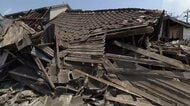 【中継】地震で運休、人影ない駅前　倒壊した住宅も手つかずのまま　熊本地震発生から7日目の夜