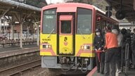 沿線の桜をイメージ…新たなラッピング列車でローカル線存続へ　SNSも活用し観光誘客【島根発】