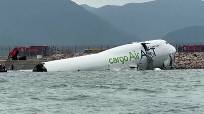 貨物機が着陸直後に滑走路外れ海に転落　ぶつかった作業用車両も転落…地上作業員2人死亡　香港