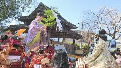 ひな人形やぬいぐるみなど…三重県の尾鷲神社で『人形供養』朝早くから約500体が持ち込まれ宮司のお祓い受ける