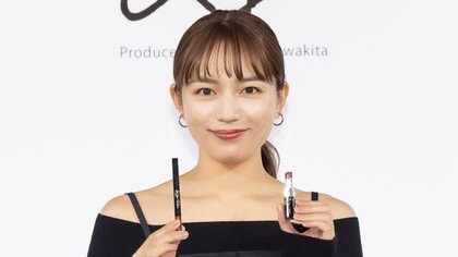 川口春奈 初のコスメプロデュース　デコルテあらわな“黒ワンピ”で登場「基本ナチュラル リップとかで遊びたい」