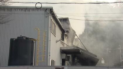 倉庫など計約2000平方ｍ全焼　通報から約3時間20分でほぼ消し止め　兵庫・姫路市