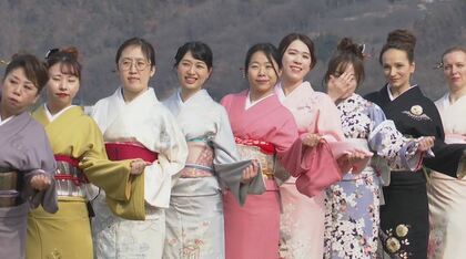 「芸者文化」に再び光を　かつては400人以上、今は20人ほどに　長野の温泉街で50年前の写真を再現 　観光客や現役の芸者など約100人が橋の上にずらり