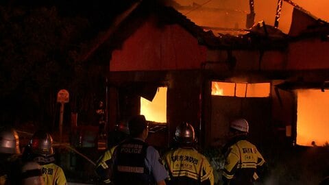 「外の犬小屋の蚊取り線香から燃え移った」住宅2棟がほぼ全焼…住人3人は全員避難し無事　福岡市西区