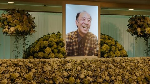 自ら“歌舞伎職人”　片岡亀蔵さんお別れ会　祭壇には笑顔の写真を囲むように亀の甲羅をイメージした緑色の花4000本