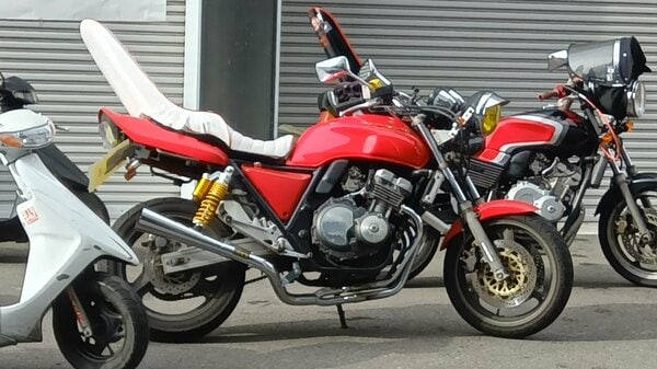 暴走族”チーム「羅刹」「クランクG」がバイクで蛇行走行 高校生含む16