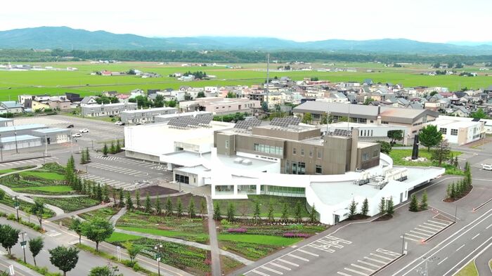 東神楽町に2024年に完成した複合施設「はなのわ」(提供:及川土木設計)