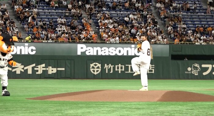 始球式ではノーバウンドの投球を披露した赤間