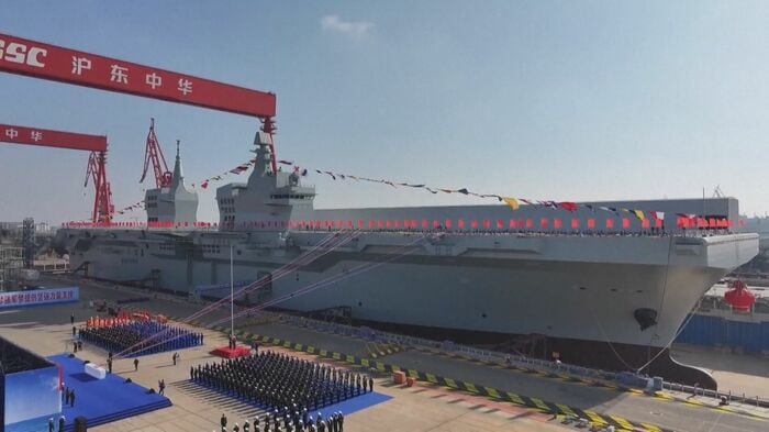 中国海軍最新揚陸艦