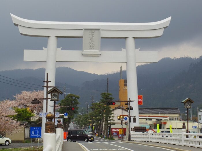 出雲大社の玄関口となる宇迦橋の大鳥居