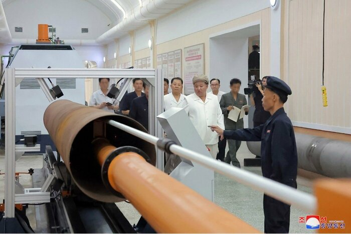 8月3日から5日、超大型放射砲(KN-25)ミサイル等の工場を金正恩総書記が視察