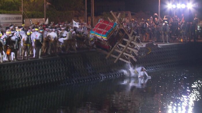祭りのクライマックス「川落とし合戦」