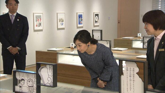 川崎市にある「藤子・F・不二雄ミュージアム」で展示をご覧になる佳子さま