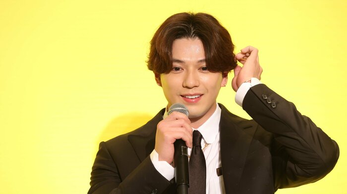 照れくさそうに笑う新田真剣佑