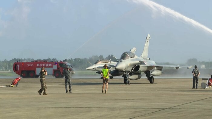 新田原基地に初めて到着した仏空軍ラファールB戦闘機(昨年7月)