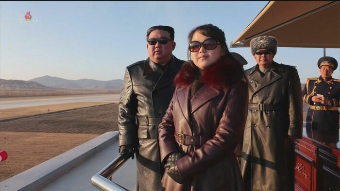 空軍のデモ飛行視察では金総書記と“ペアルック” 2023年11月