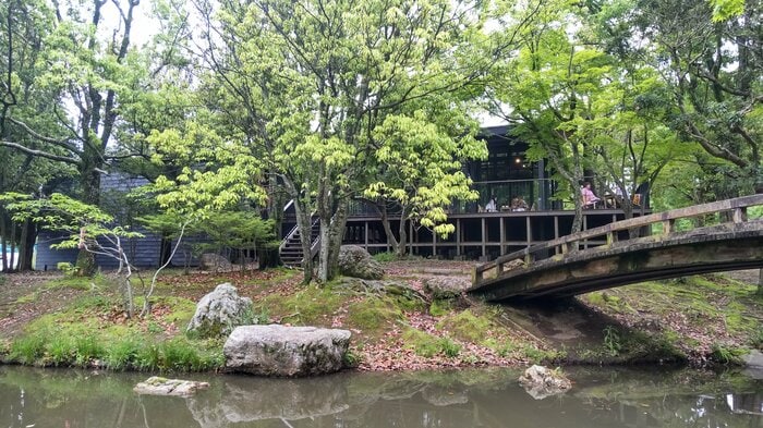 木々と一体化したような浜松城公園店