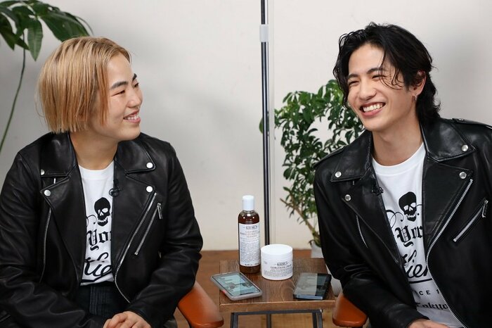 笑顔で談笑するゆりやんと志尊淳さん