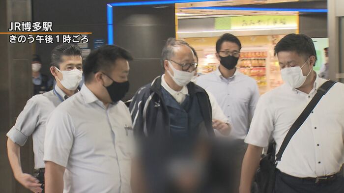 移送される松本淳二容疑者(JR博多駅)