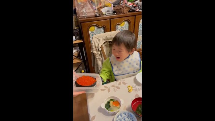巨大なイクラ寿司をみて喜ぶ息子さん