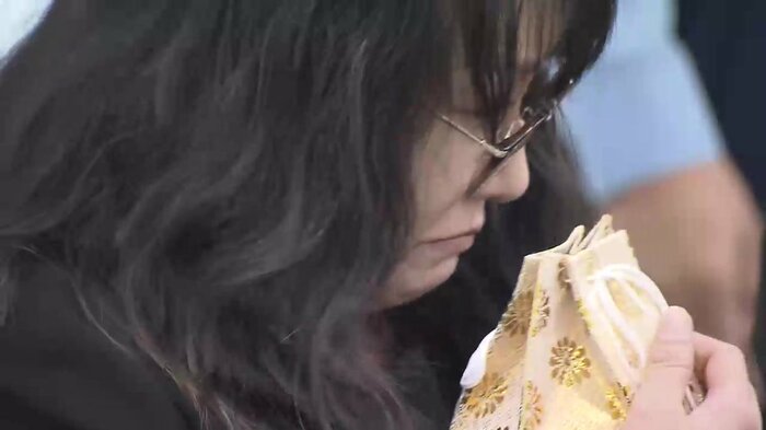 捺星さんの遺骨を抱きかかえる母・千弓さん