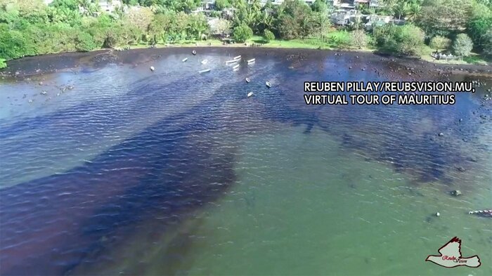 座礁事故で重油が流出