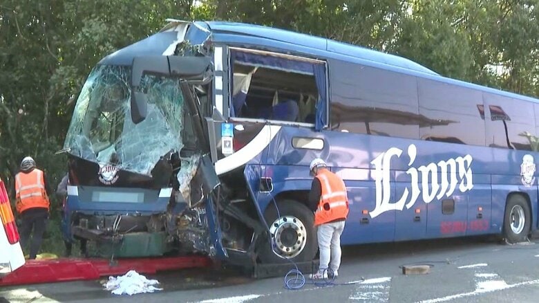 乗っていたバスが突然林へ…22人が死傷した大型バス事故 乗客が語った“その時”「急に来て出血した方が何人も」｜FNNプライムオンライン