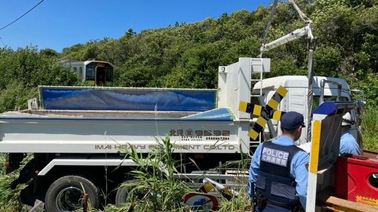 信号機も警報機もない踏切で…普通列車がトラックと衝突_JR北海道釧網線で事故_けが人なしも運転見合わせ_付近「第四種踏切」でも8日前に同様の事故_警察などで詳しい原因を調べる〈北海道 斜里町〉｜FNNプライムオンライン