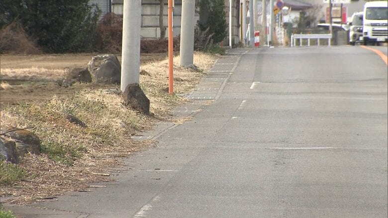 79歳男性が路上で倒れ死亡　右耳付近から血流し　現場に“乗用車”の破片散乱　ひき逃げ事件で捜査　群馬・伊勢崎市｜FNNプライムオンライン