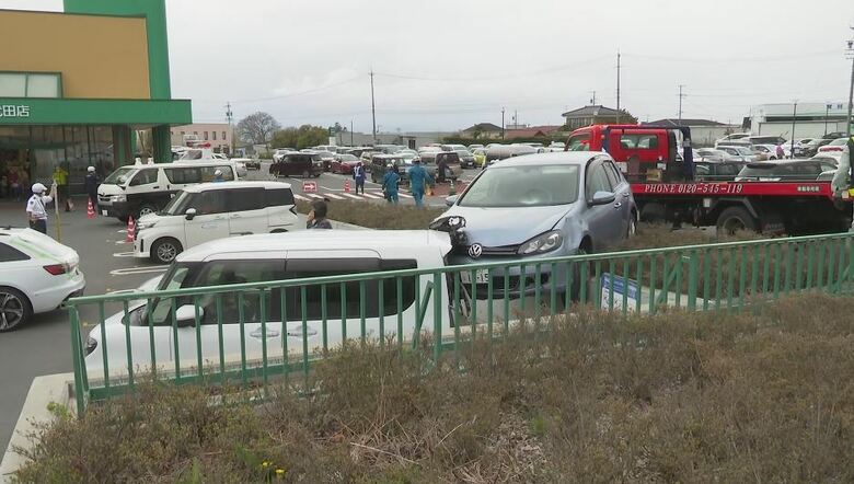 スーパー駐車場で暴走　73歳女性が死亡　76歳女が運転…アクセルとブレーキを踏み間違えた可能性　外灯をなぎ倒して植え込みに突っ込み、車7台巻き込まれる　容疑を過失運転致死に切り替えて捜査｜FNNプライムオンライン