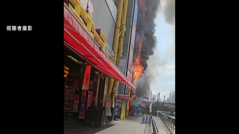 消防隊員2人死亡の火事から一夜明け警察と消防が現場検証　ビルは2023年の検査で6項目に法令違反あり是正を求められる　大阪・道頓堀｜FNNプライムオンライン
