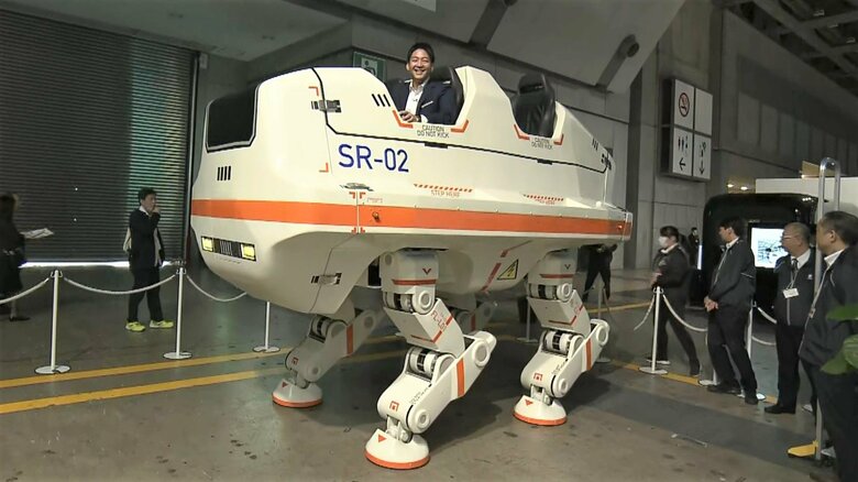 “空飛ぶ車”に“着られるロボット”　堀池アナが体験！ロボットで“遊ぶ”未来　最先端「ジャパンモビリティショー」開幕｜FNNプライムオンライン