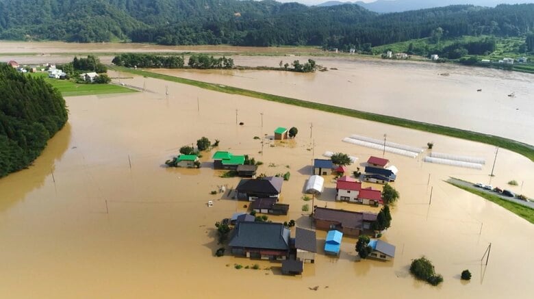 山形で最上川が氾濫　大雨被害の街で屋根の上で助けを求める人…ヘリで救助の瞬間をとらえた｜FNNプライムオンライン