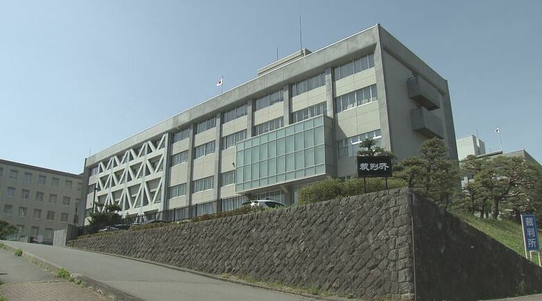 元小学校講師が児童の胸を踏みつける暴行を加え、頭の骨を折るなど大けがを負わせとして傷害罪に問われている裁判　弁護側は判決の一部に事実誤認があるなどとして控訴｜FNNプライムオンライン